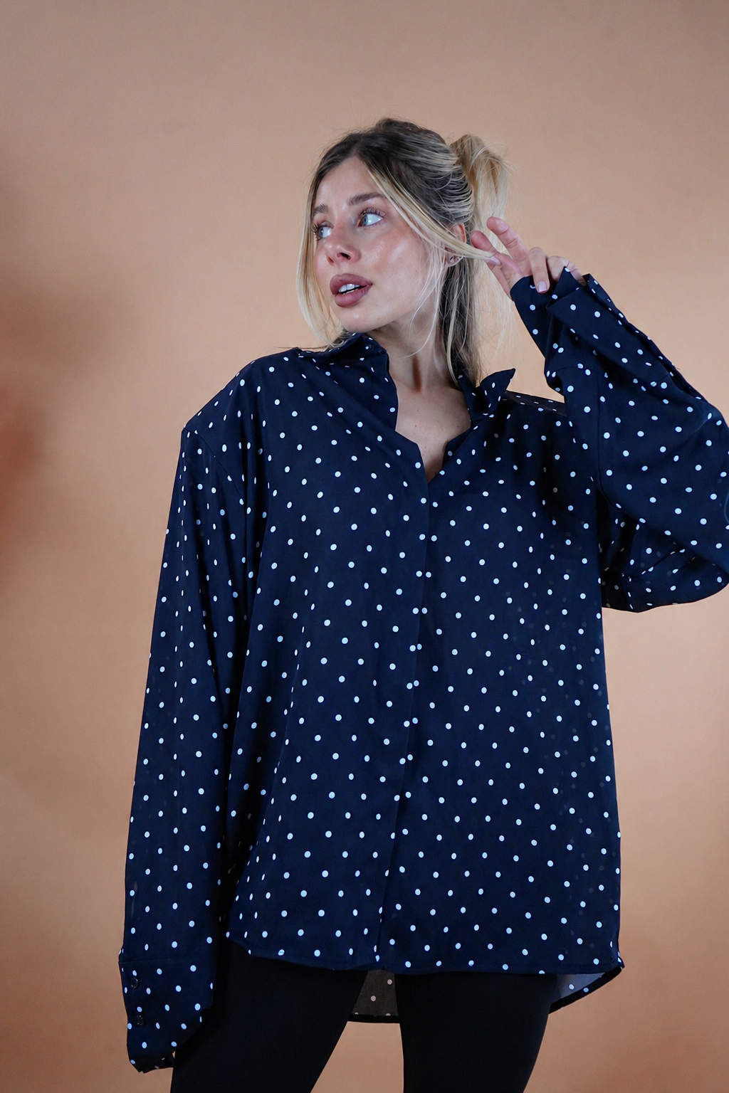 CAMICIA OVERSIZE CON SPALLINE POIS BLU
