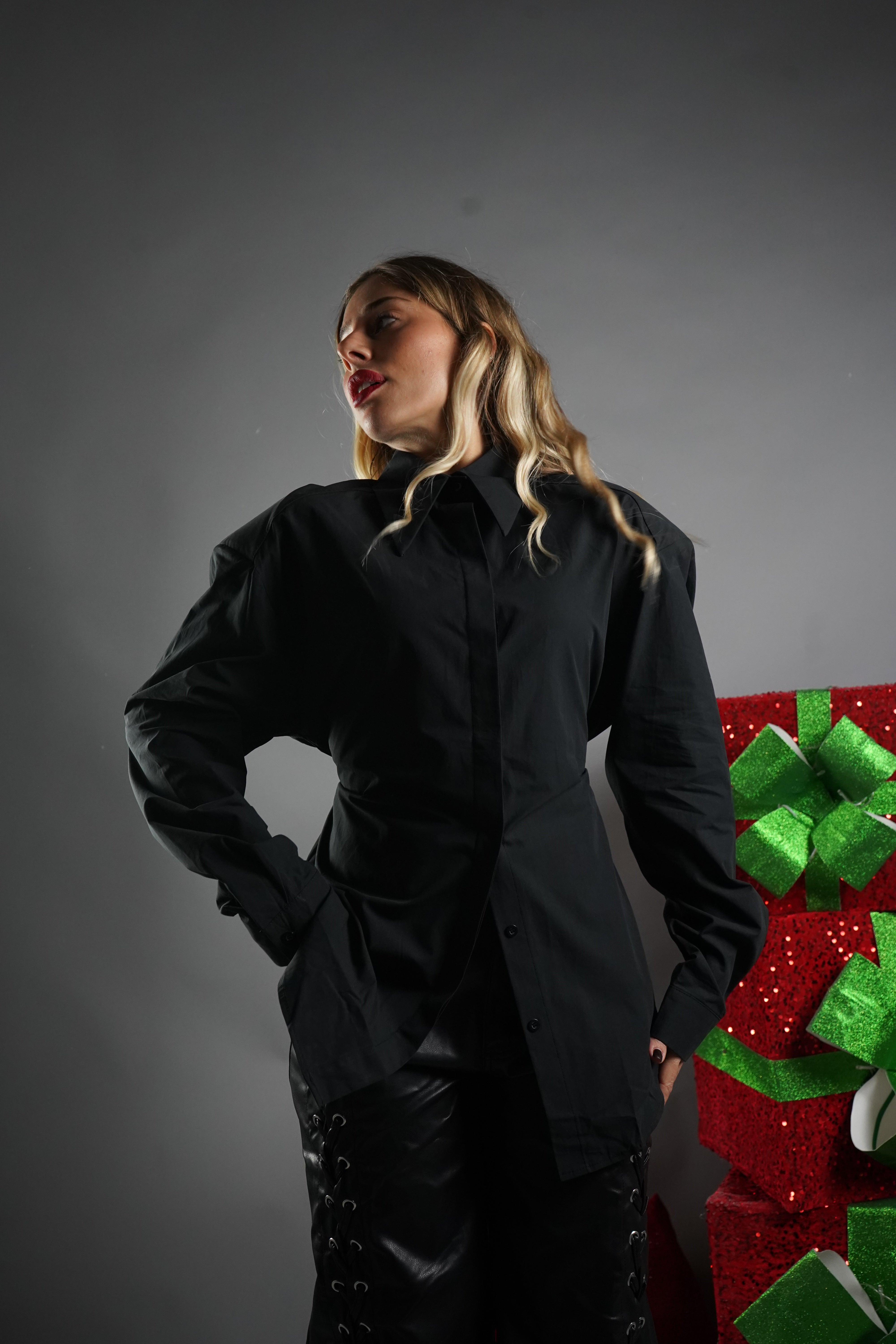 CAMICIA AVVITATA CON SPALLINE NERA