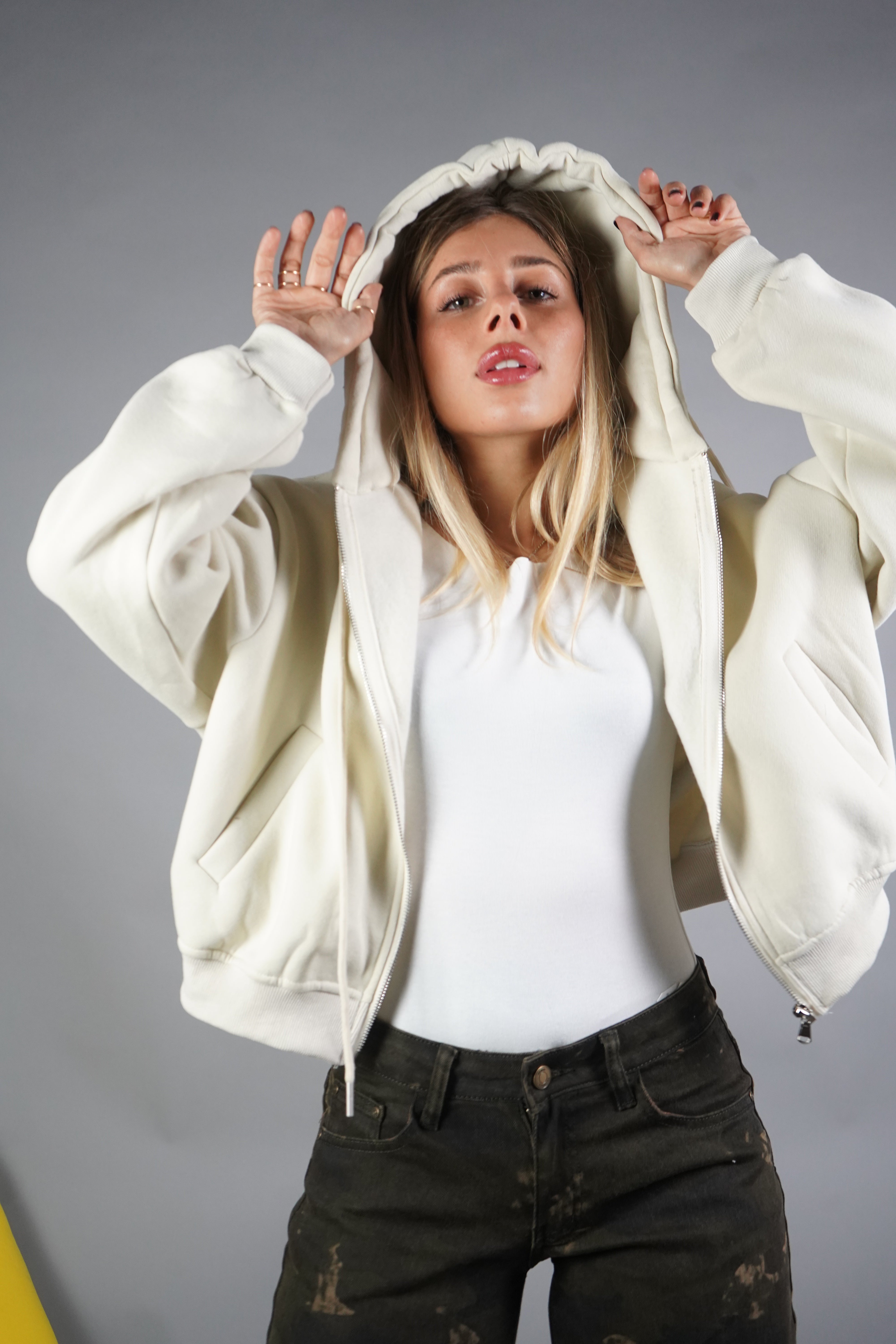 FELPA BASIC CON ZIP PANNA