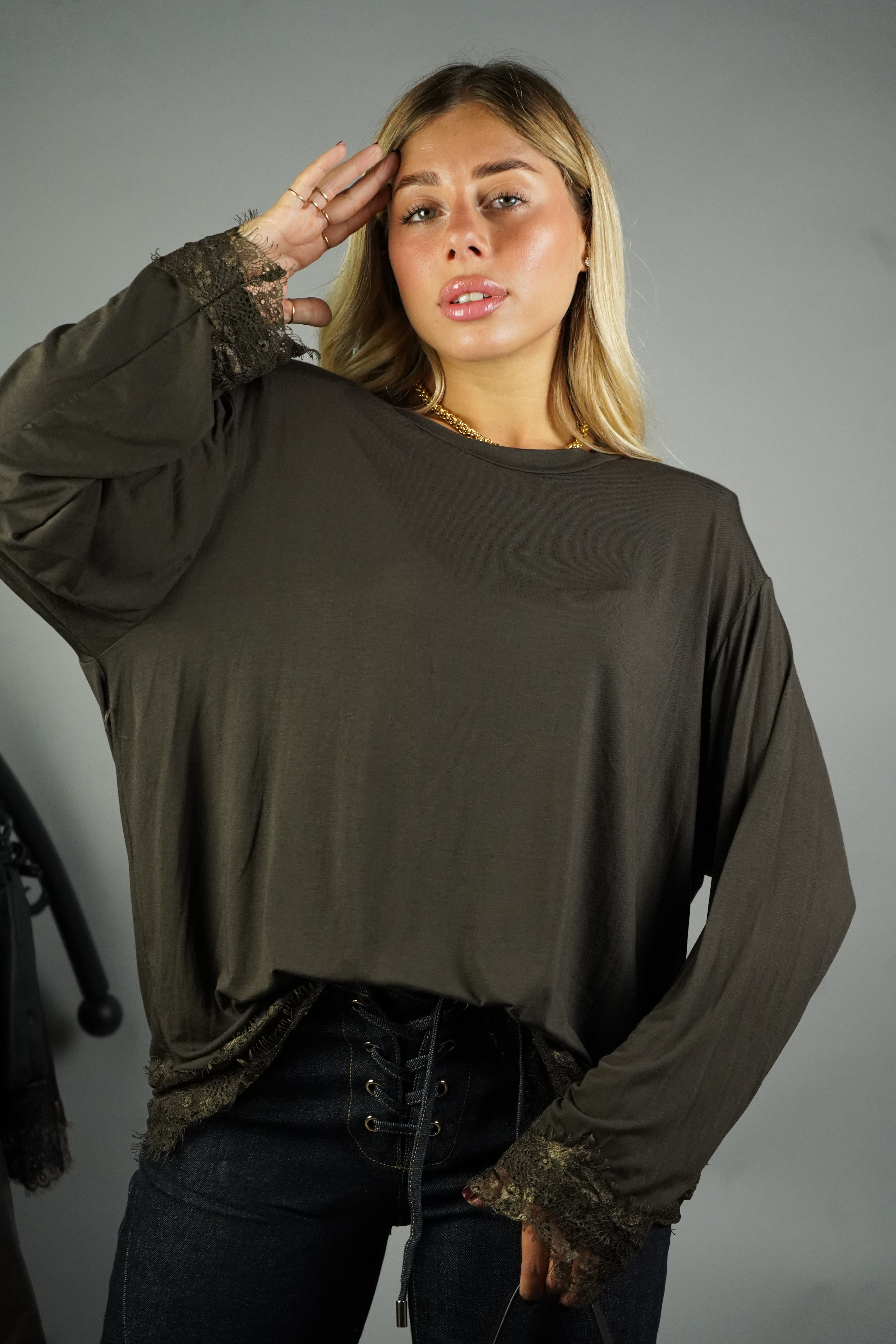 T-SHIRT PIZZO E SPALLINE MARRONE