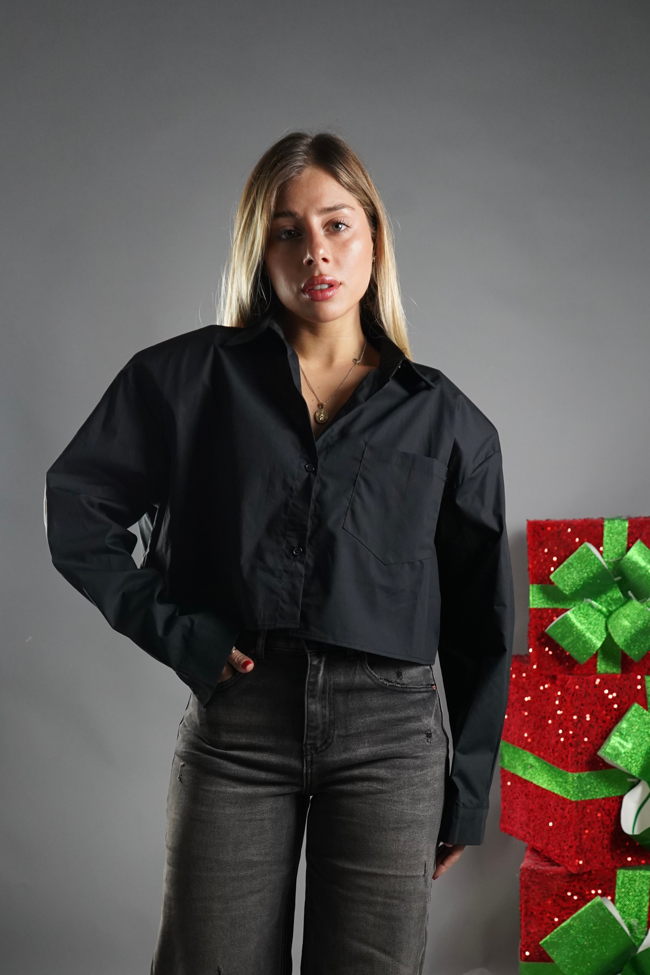 CAMICIA CROP CON SPALLINE NERA