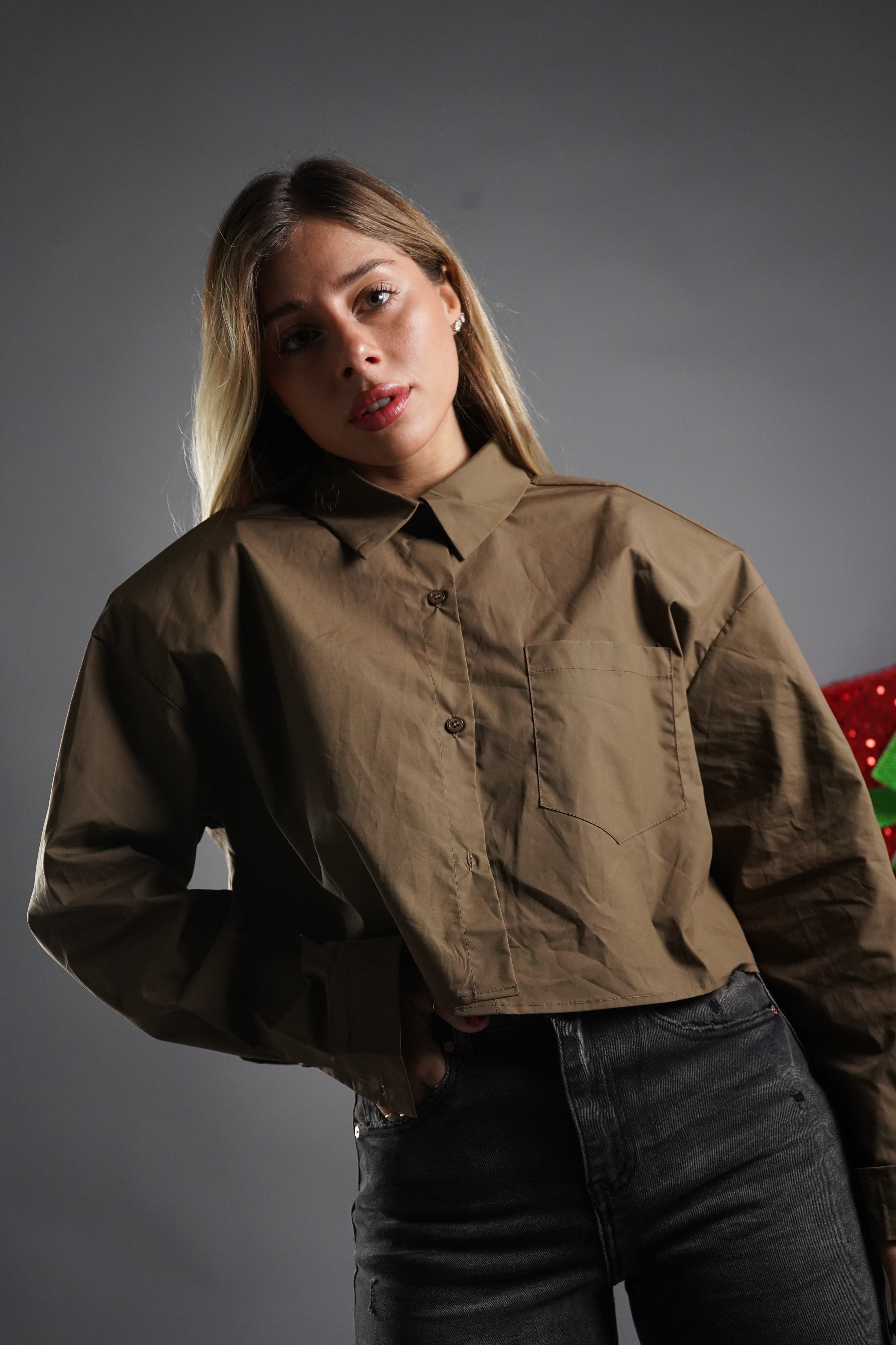 CAMICIA CROP CON SPALLINE MARRONE