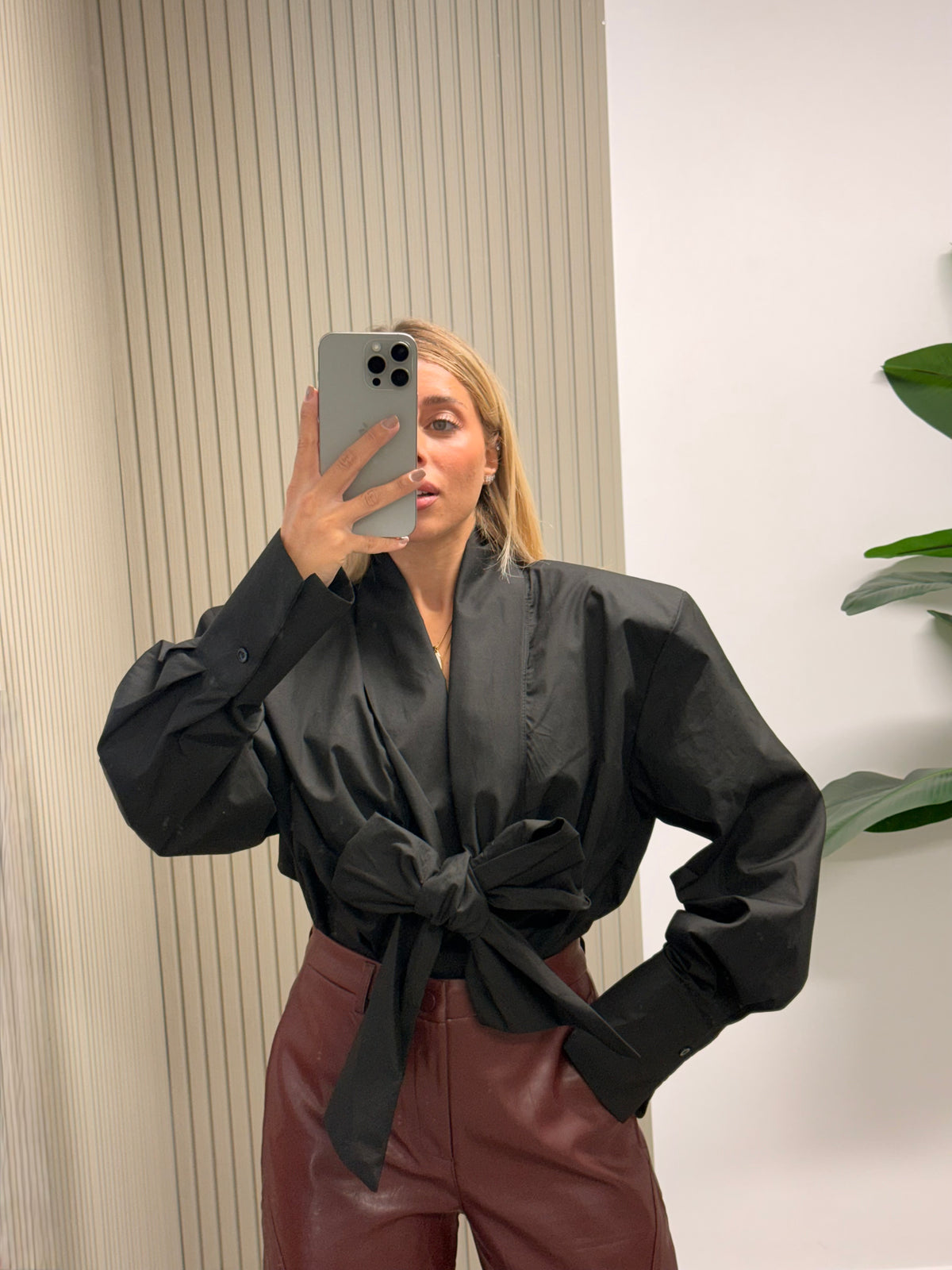 CAMICIA FIOCCO CON SPALLINE NERA