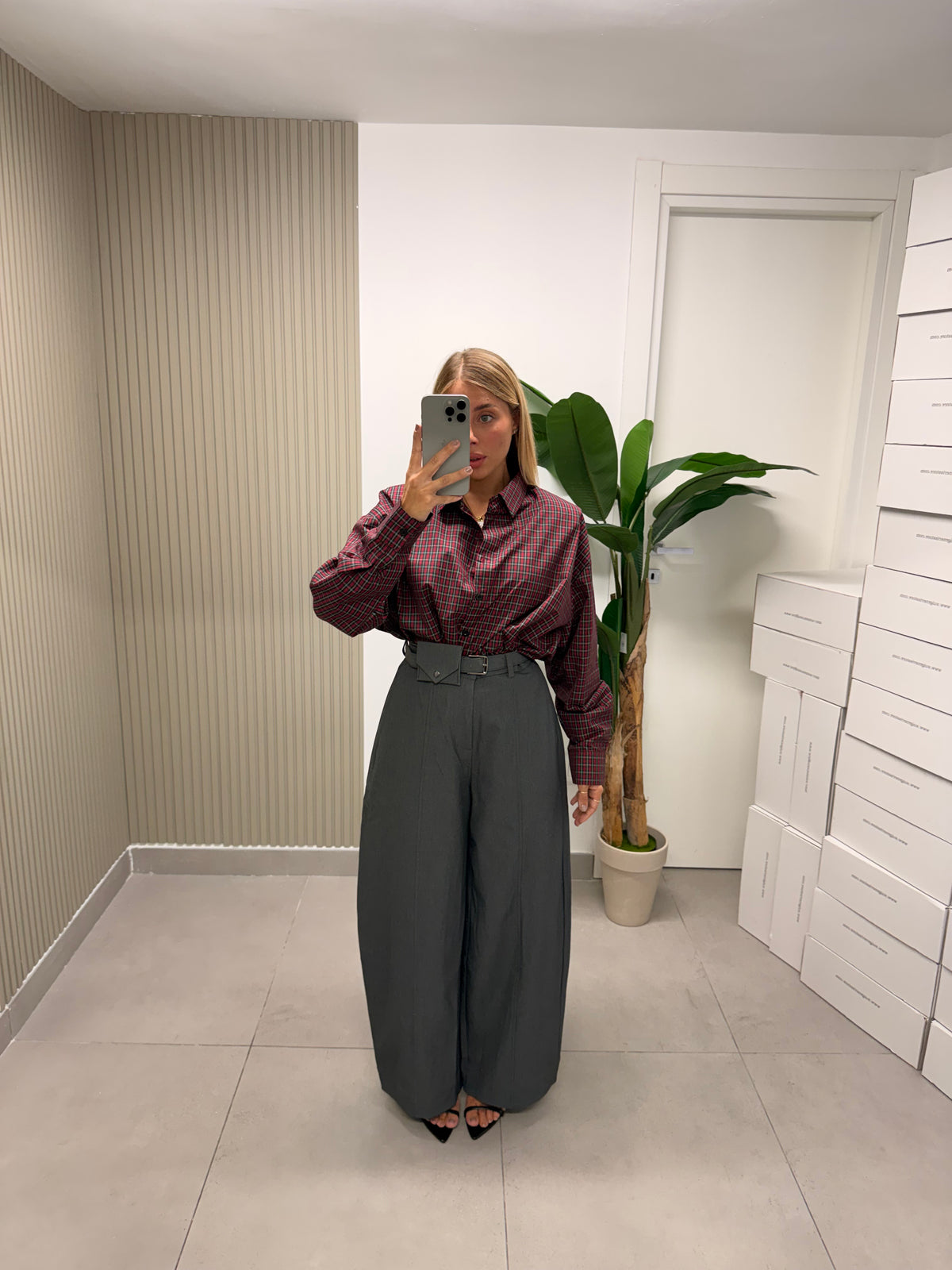 PANTALONE BARRELL CON TASCHINO GRIGIO