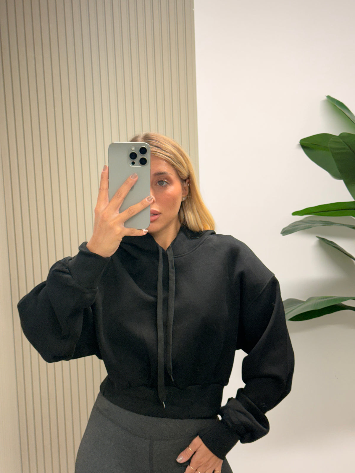 FELPA CROP CON SPALLINE NERA