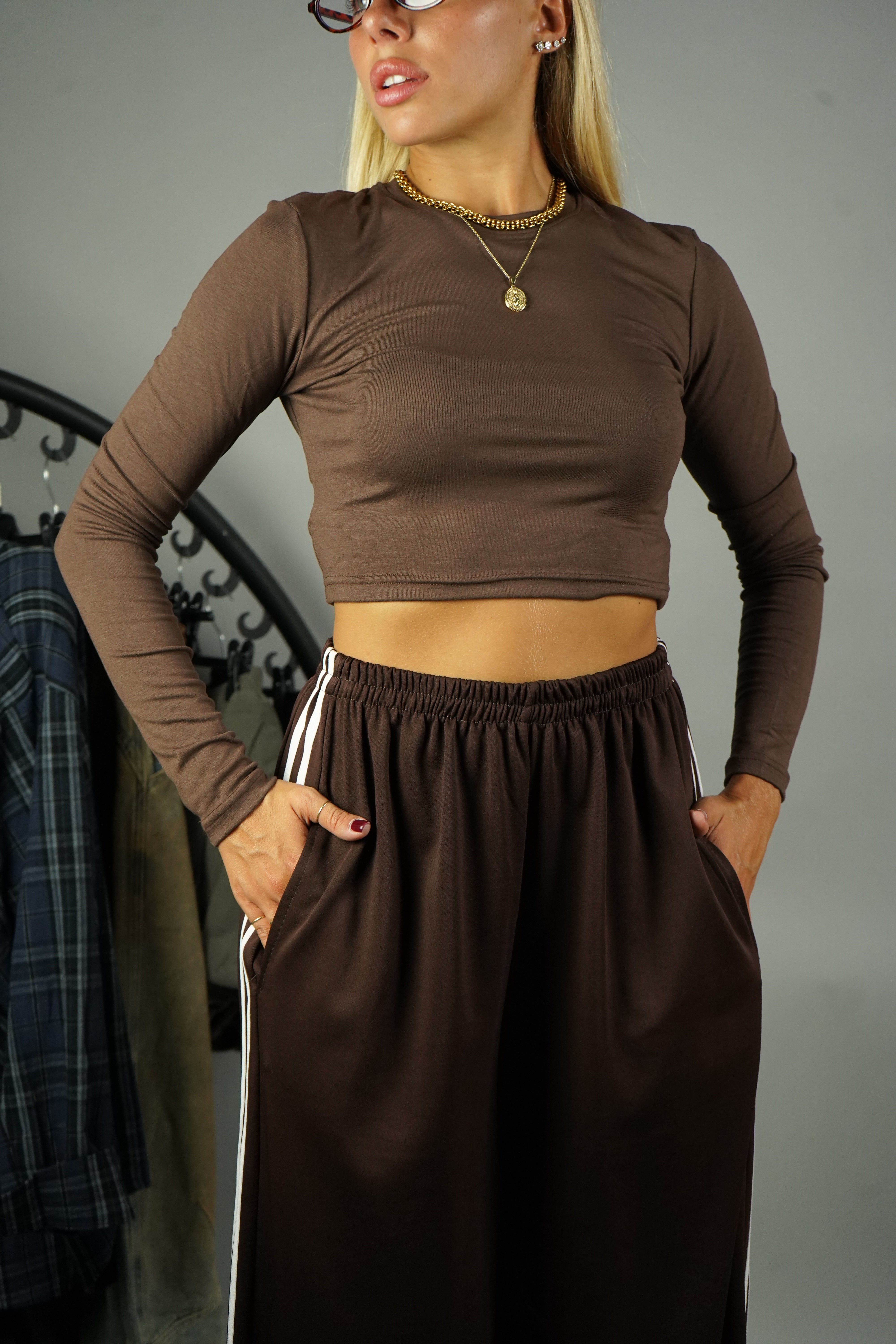 T-SHIRT CROP MANICA LUNGA MARRONE