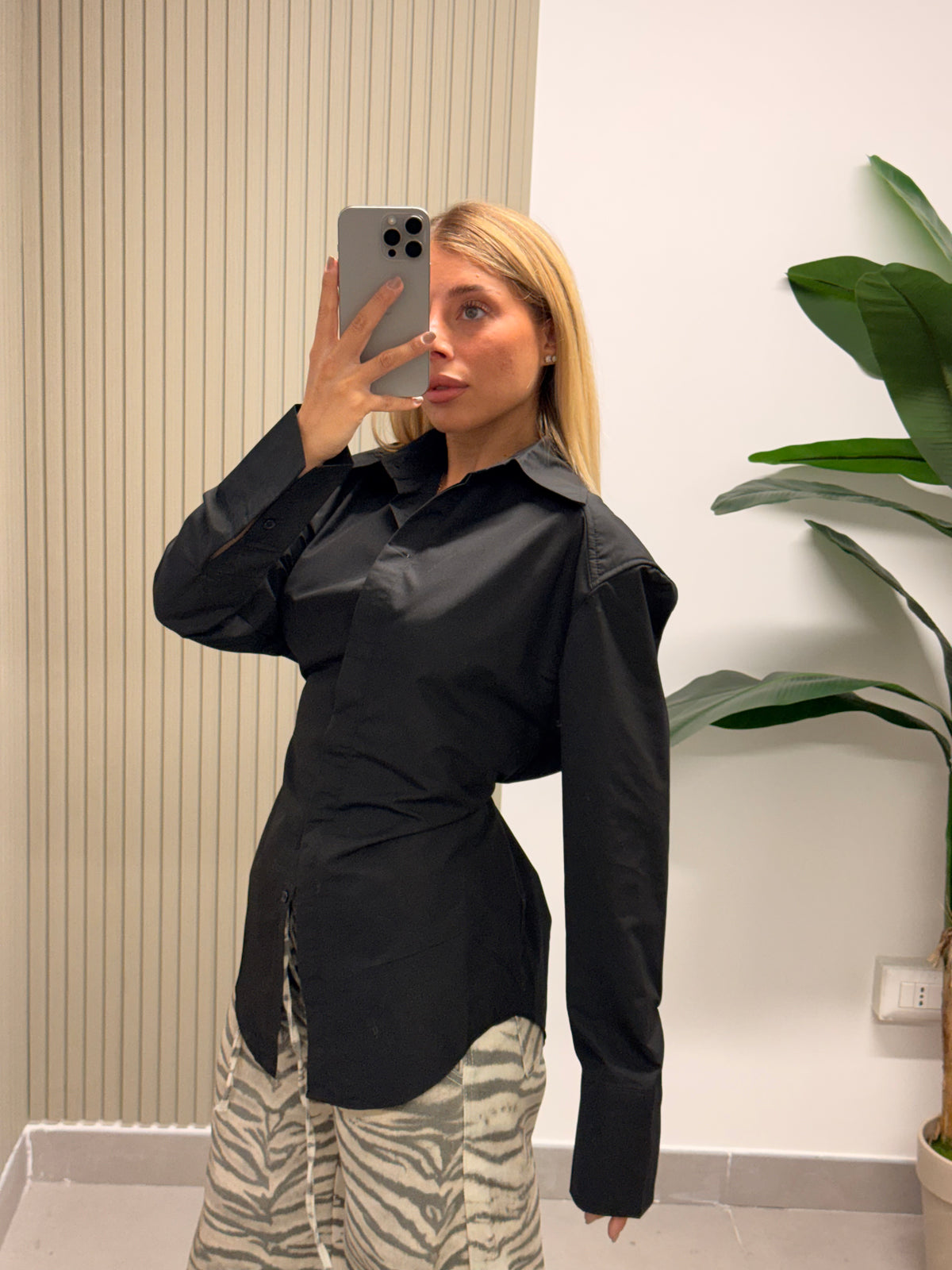 CAMICIA AVVITATA CON SPALLINE NERA