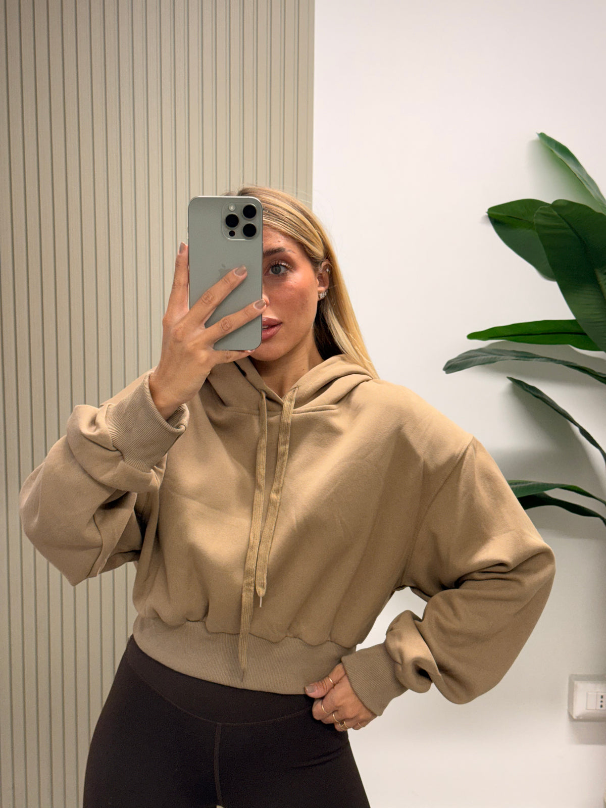 FELPA CROP CON SPALLINE CAMMELLO