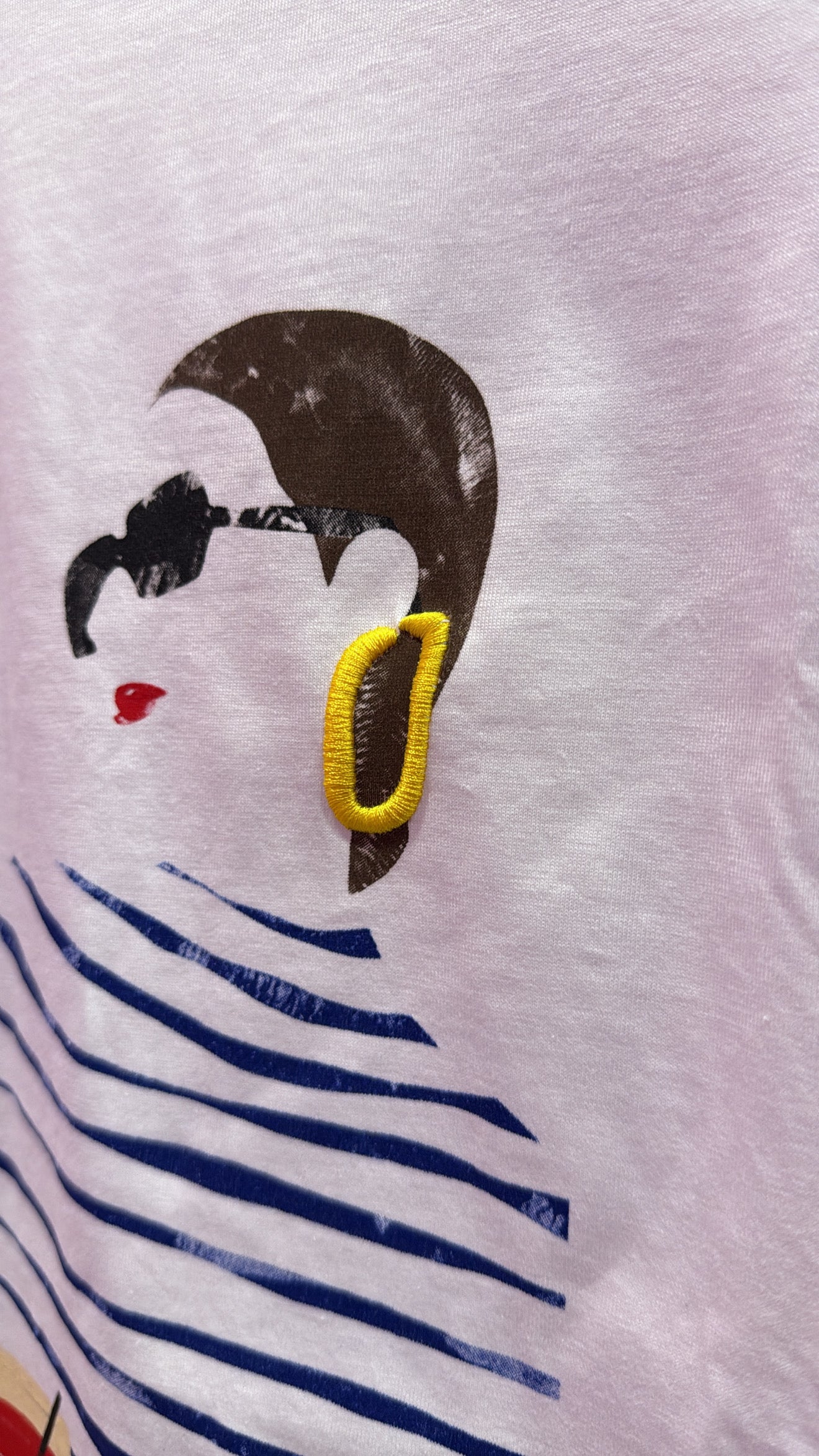 T-SHIRT LUMINA ORECCHINO